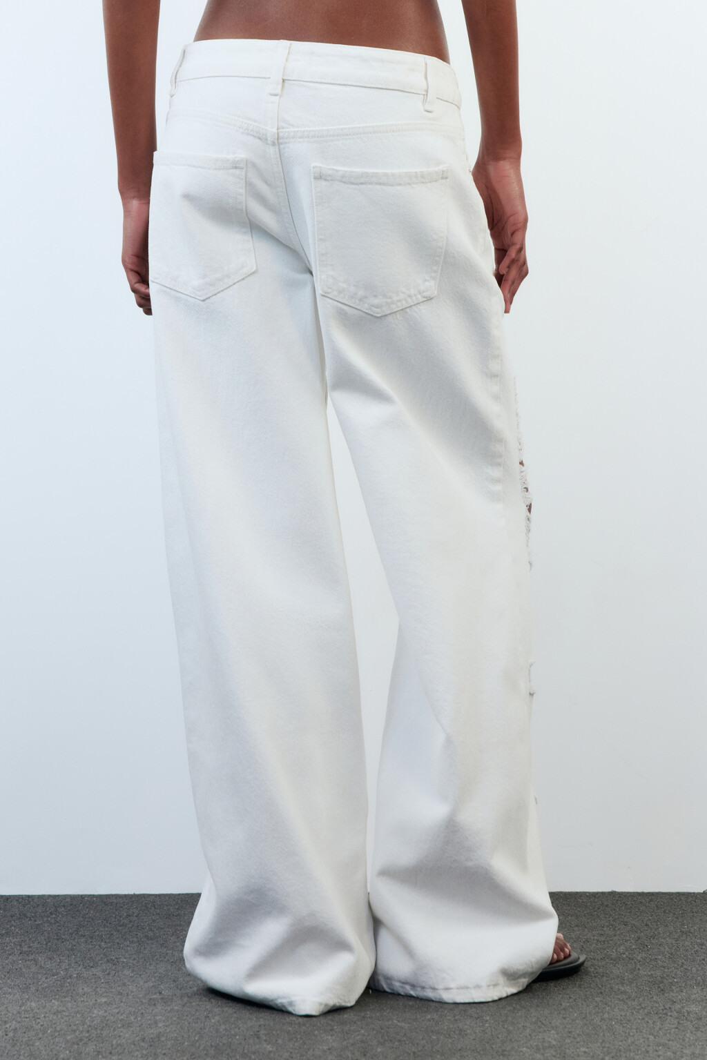 Джинсы рваные широкие с низкой посадкой - цвет белый - 4