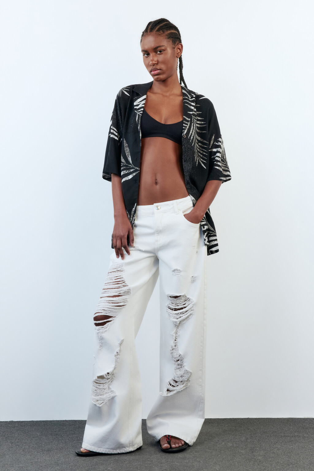 Джинсы рваные широкие с низкой посадкой - цвет белый - 5