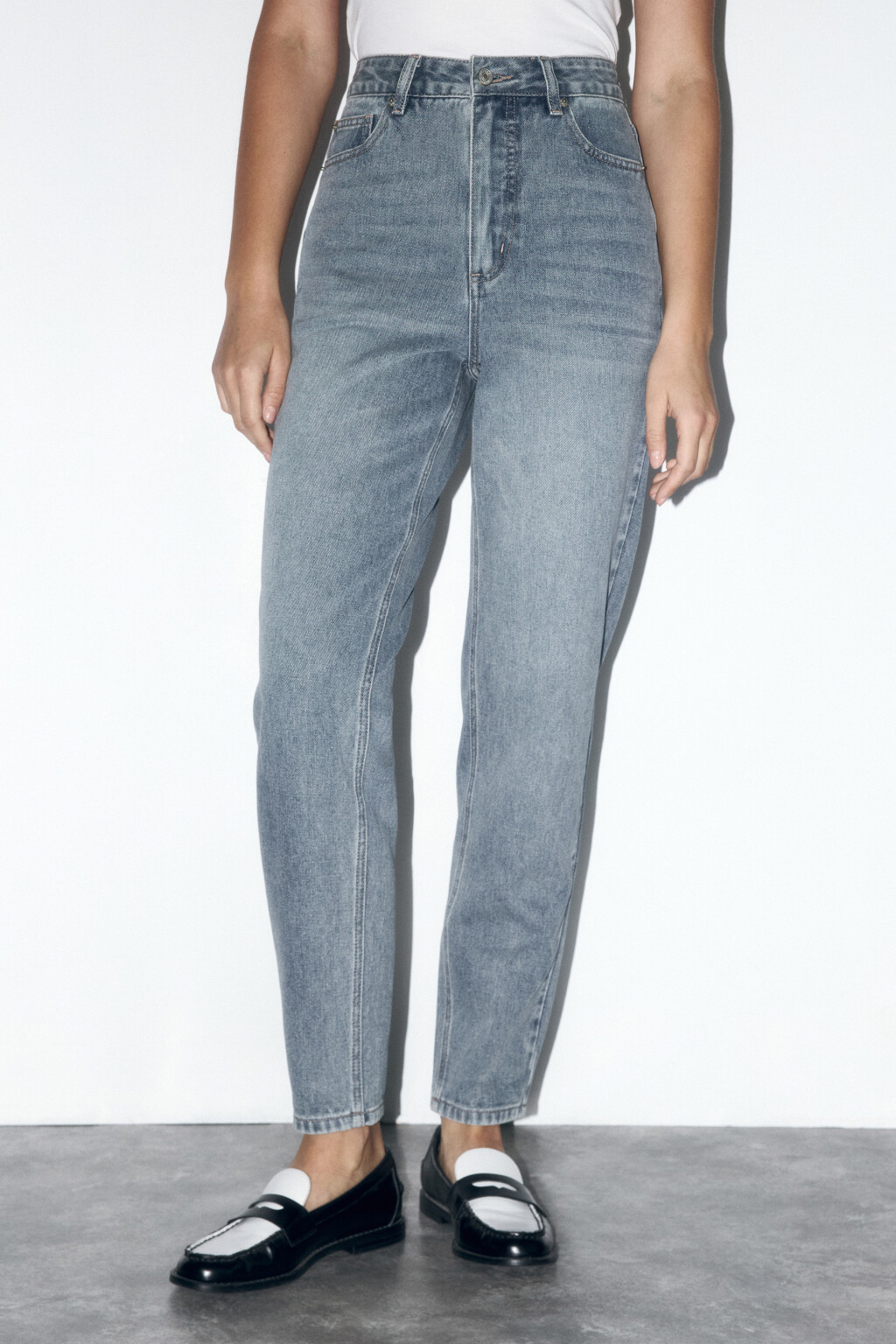 Джинсы mom fit с эффектом масляной стирки - цвет синий - 2