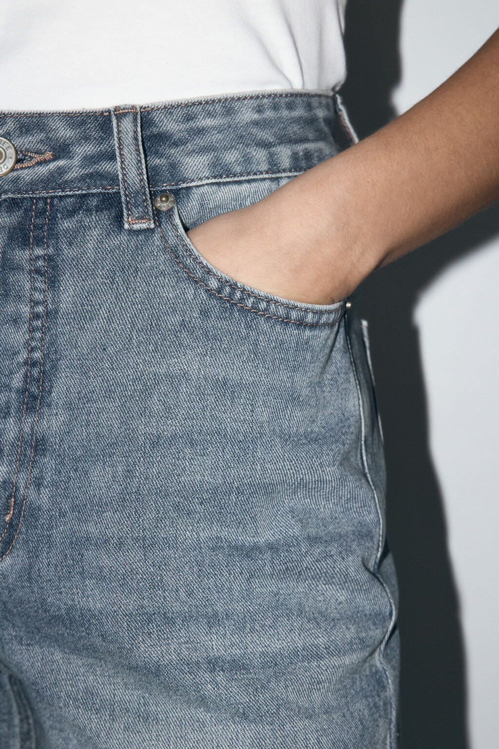 Джинсы mom fit с эффектом масляной стирки - цвет синий - 7