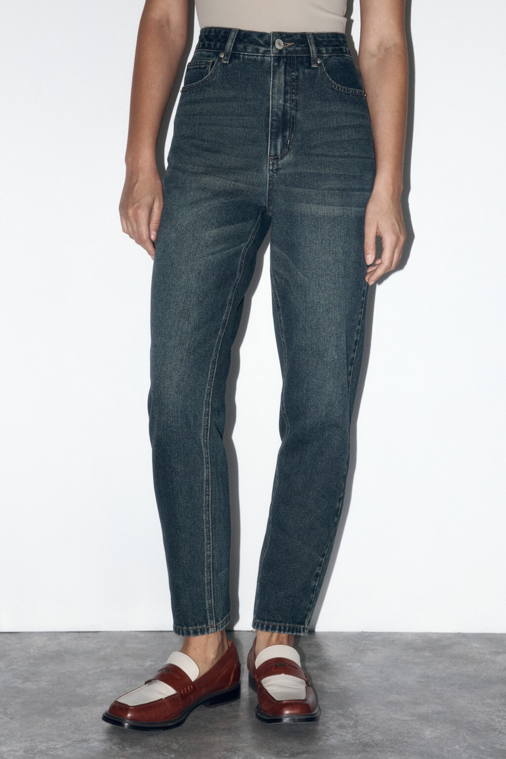 Джинсы mom fit с эффектом масляной стирки - цвет темный тинт - 2