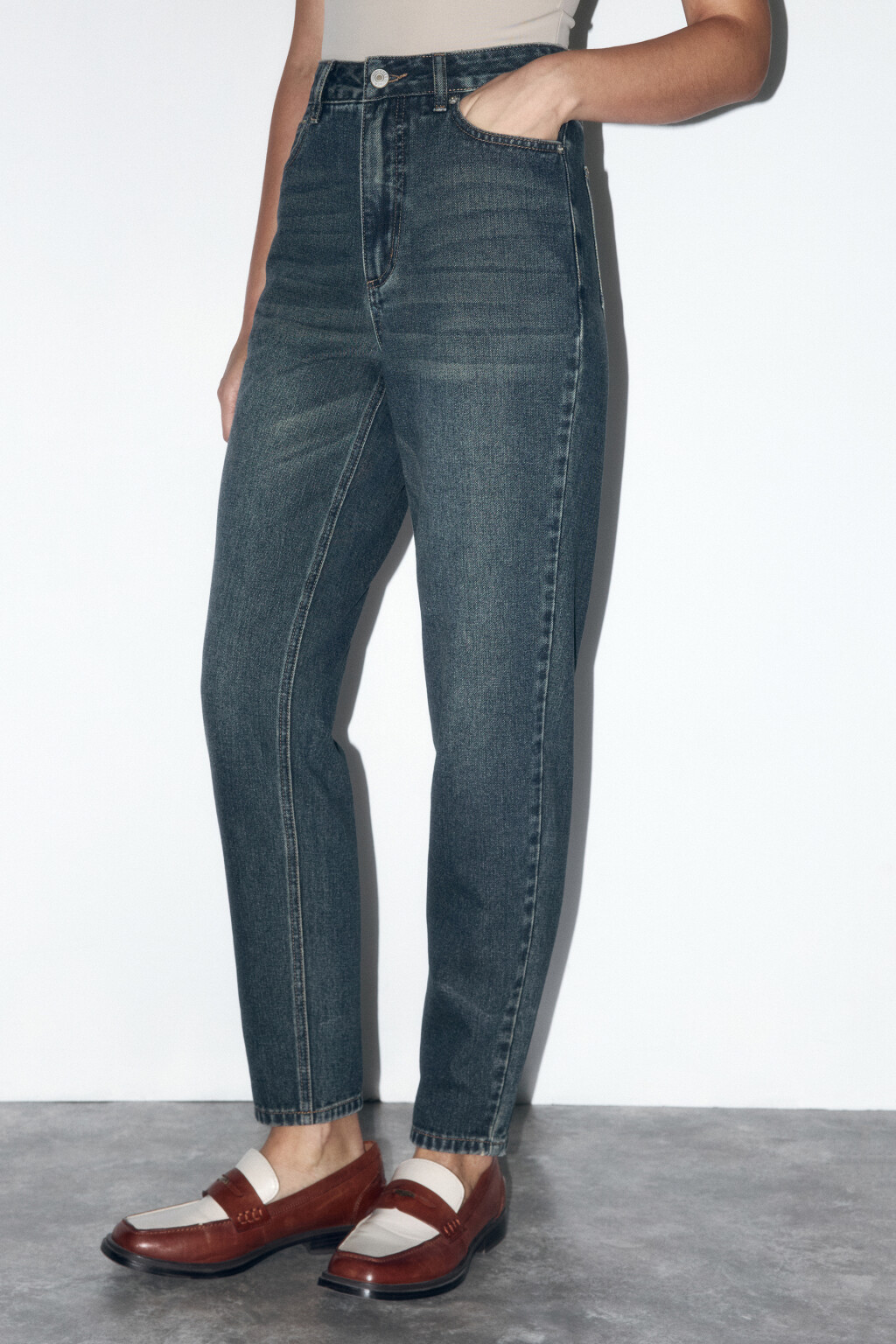 Джинсы mom fit с эффектом масляной стирки - цвет темный тинт - 3