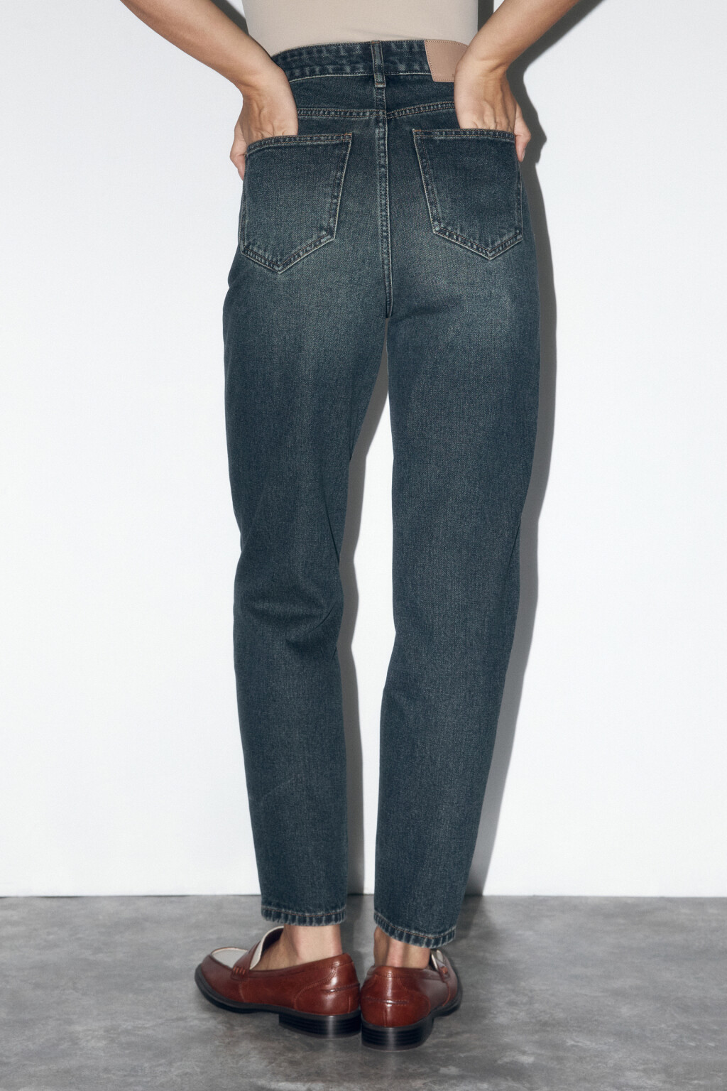 Джинсы mom fit с эффектом масляной стирки - цвет темный тинт - 4