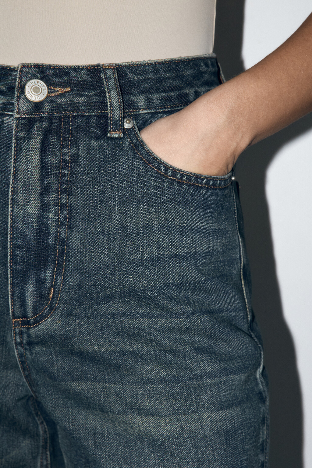 Джинсы mom fit с эффектом масляной стирки - цвет темный тинт - 7