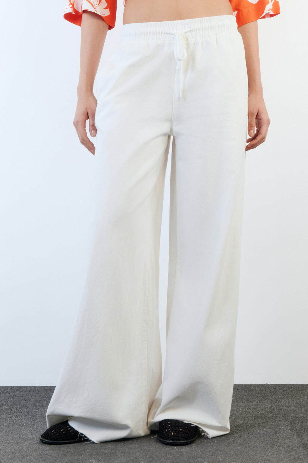 Джинсы широкие с поясом-резинкой на завязках - цвет белый - 3