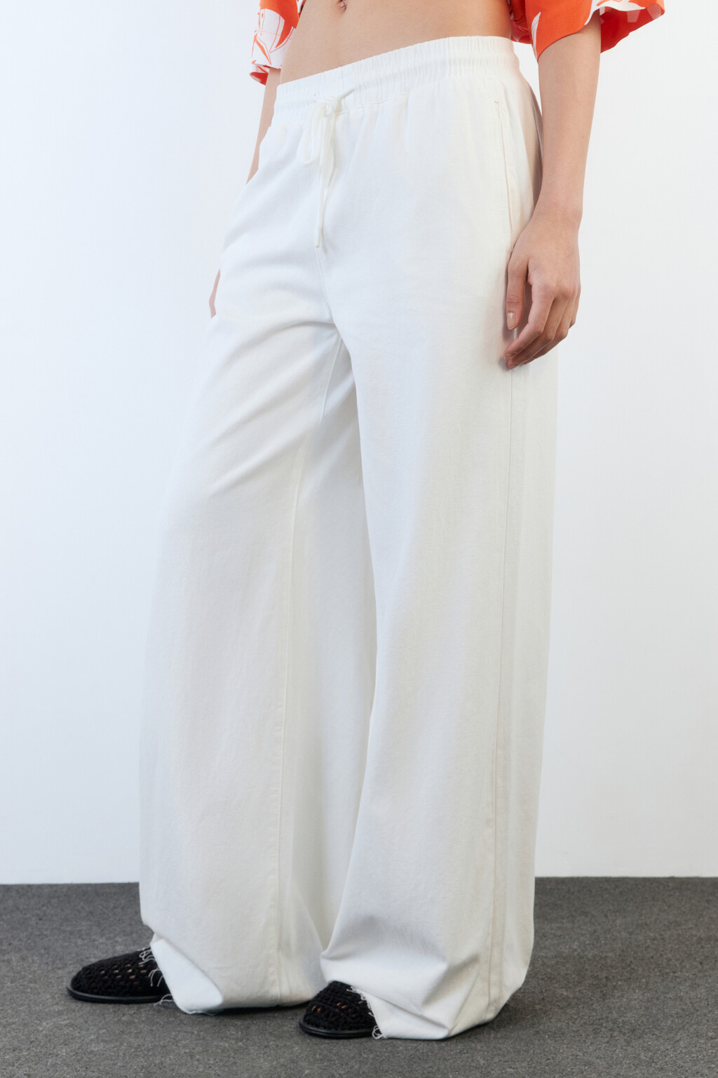 Джинсы широкие с поясом-резинкой на завязках - цвет белый - 4