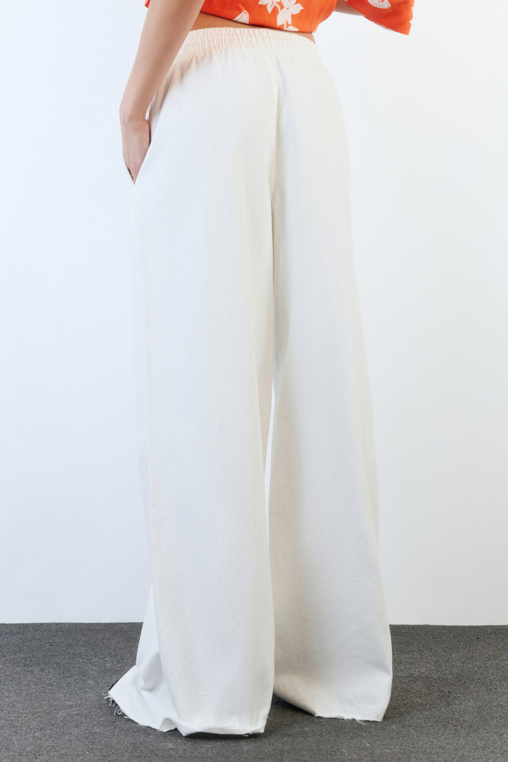 Джинсы широкие с поясом-резинкой на завязках - цвет белый - 5