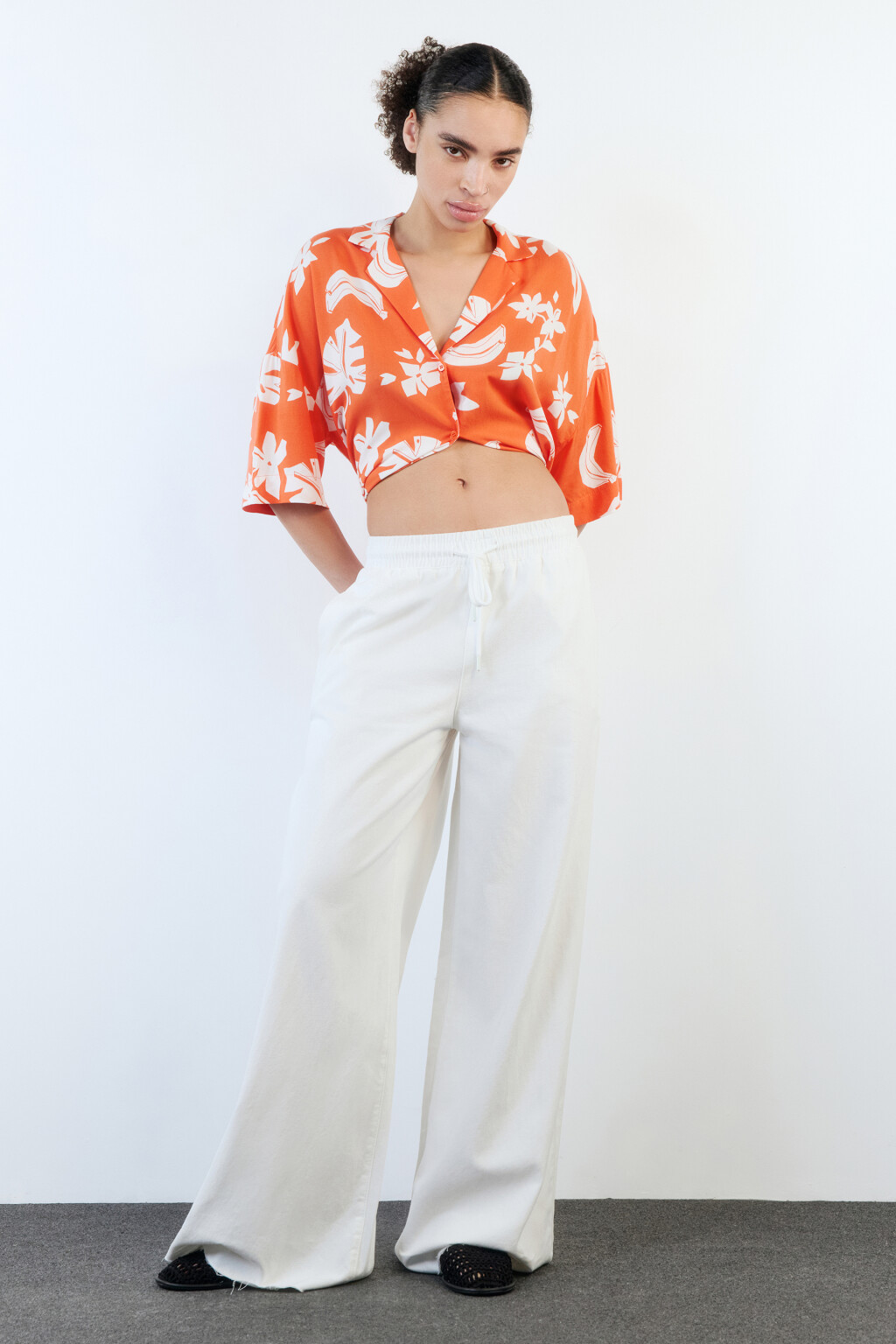 Джинсы широкие с поясом-резинкой на завязках - цвет белый - 6