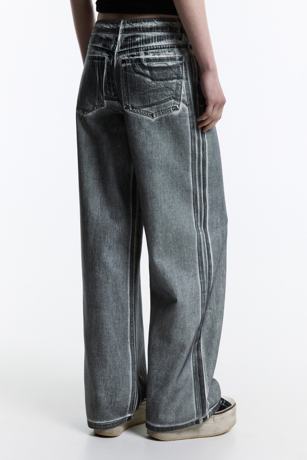 Джинсы wide широкие с черным накатом - цвет черный - 4