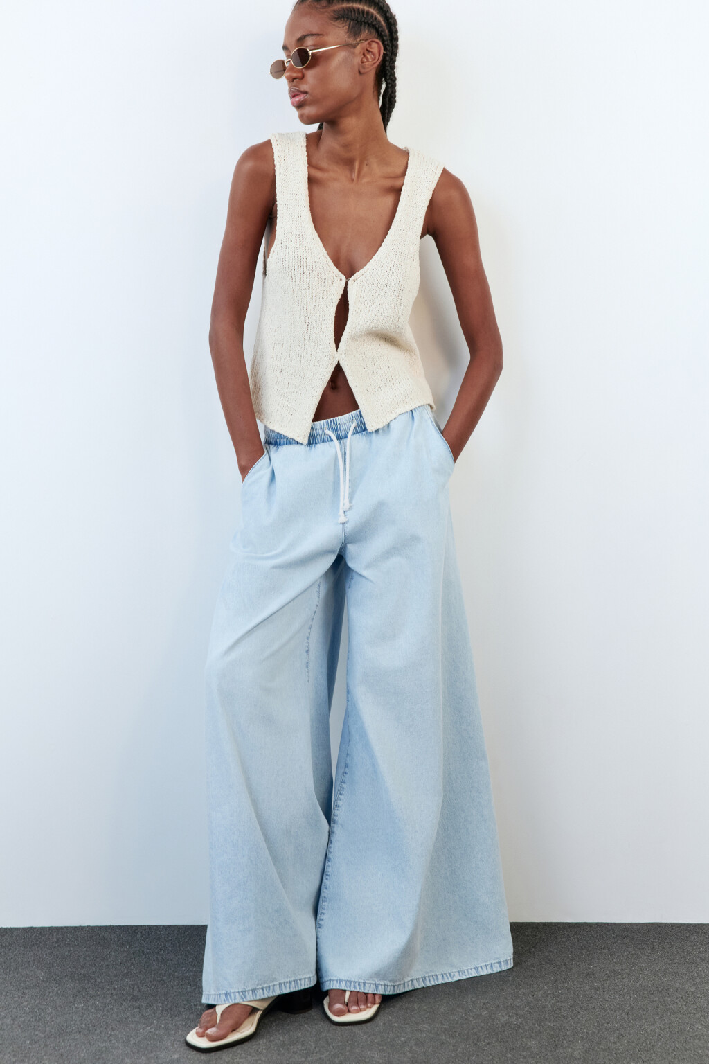 Джинсы широкие с поясом-резинкой на завязках - цвет голубой - 2