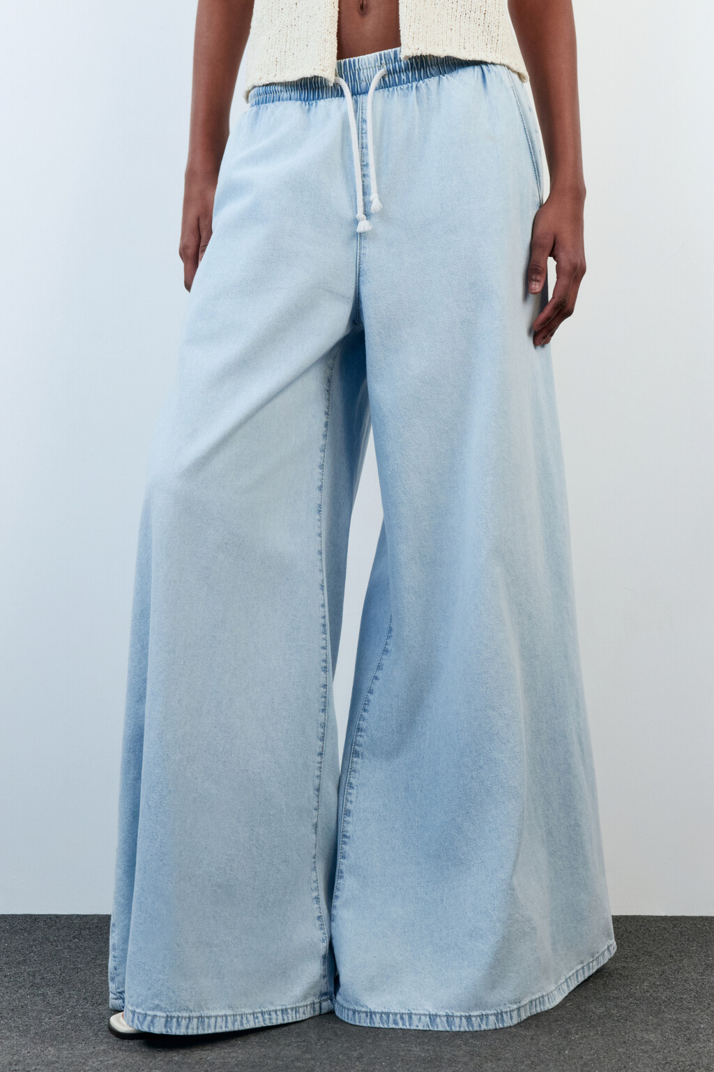 Джинсы широкие с поясом-резинкой на завязках - цвет голубой - 3