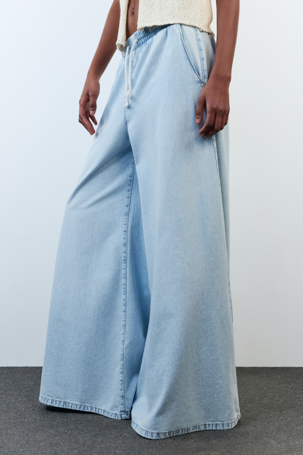 Джинсы широкие с поясом-резинкой на завязках - цвет голубой - 4