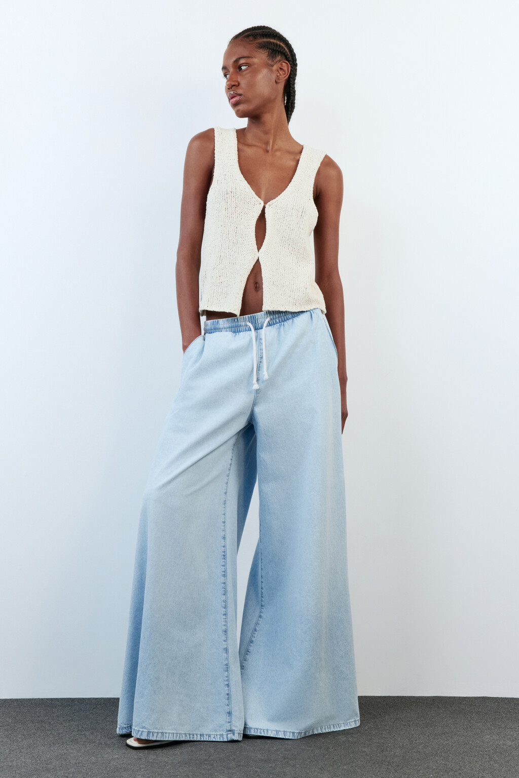 Джинсы широкие с поясом-резинкой на завязках - цвет голубой - 6