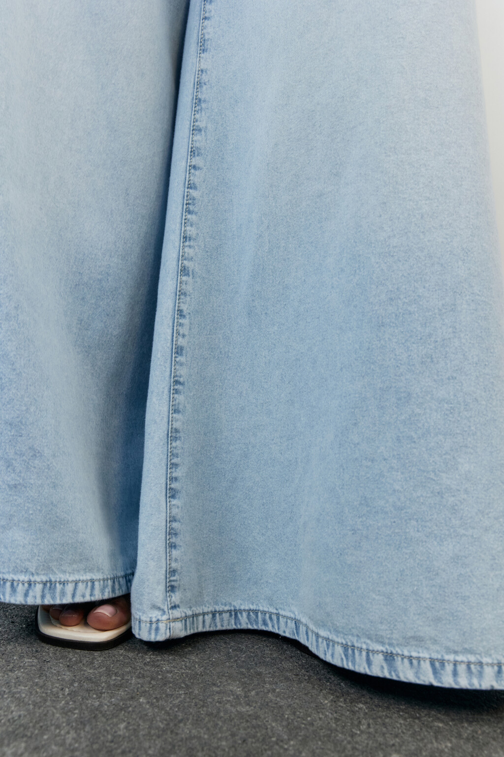 Джинсы широкие с поясом-резинкой на завязках - цвет голубой - 7