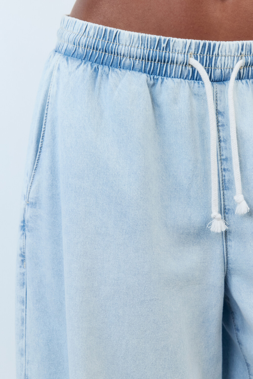 Джинсы широкие с поясом-резинкой на завязках - цвет голубой - 8