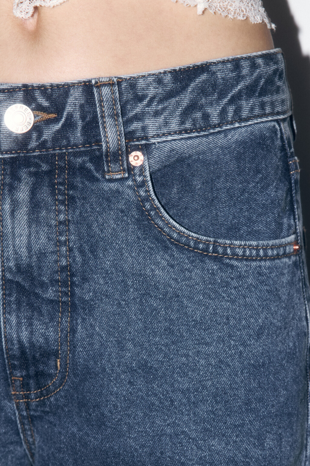 Джинсы прямые с открытыми срезами - цвет голубой - 7