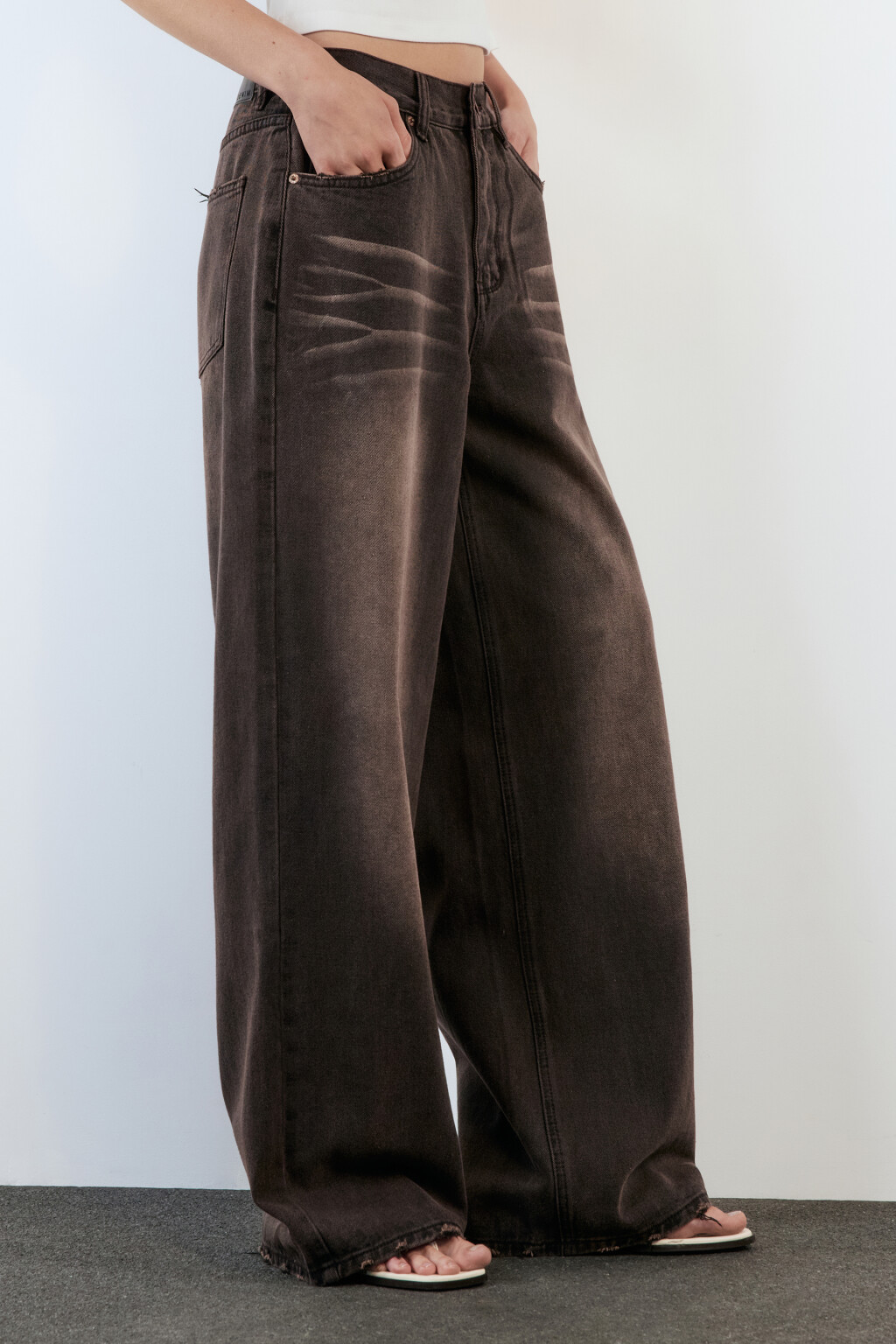 Джинсы багги с эффектом масляной стирки - цвет коричневый - 3