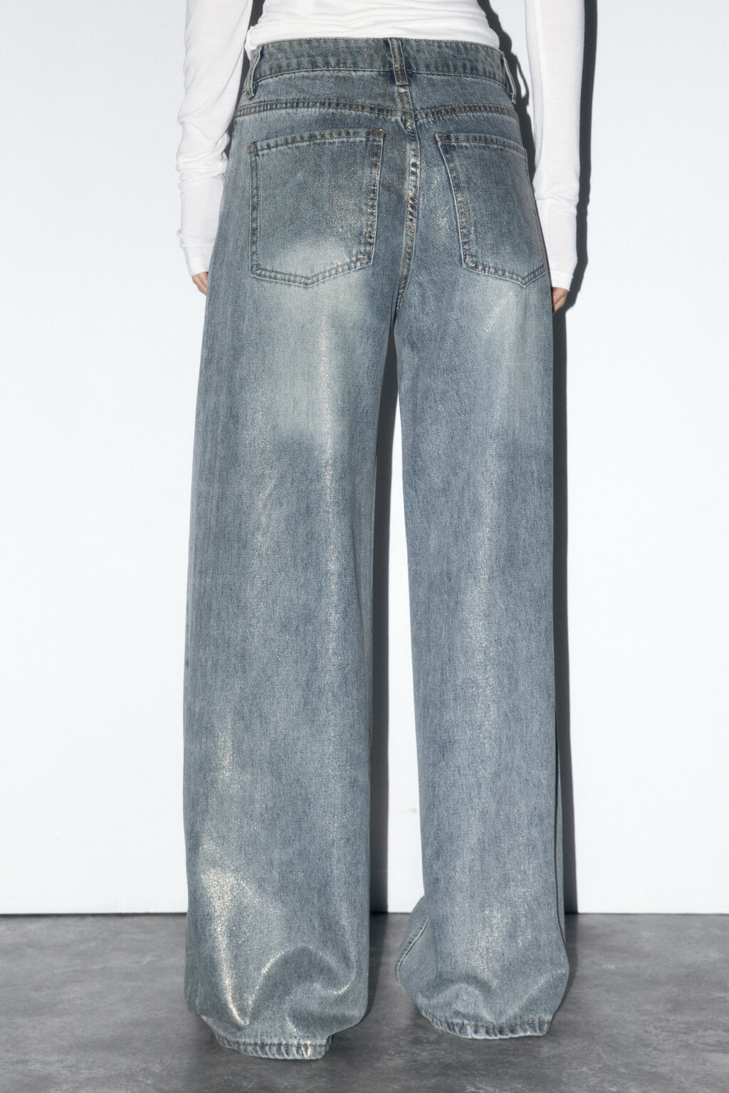 Джинсы широкие со стиркой и накатом - цвет синий - 4