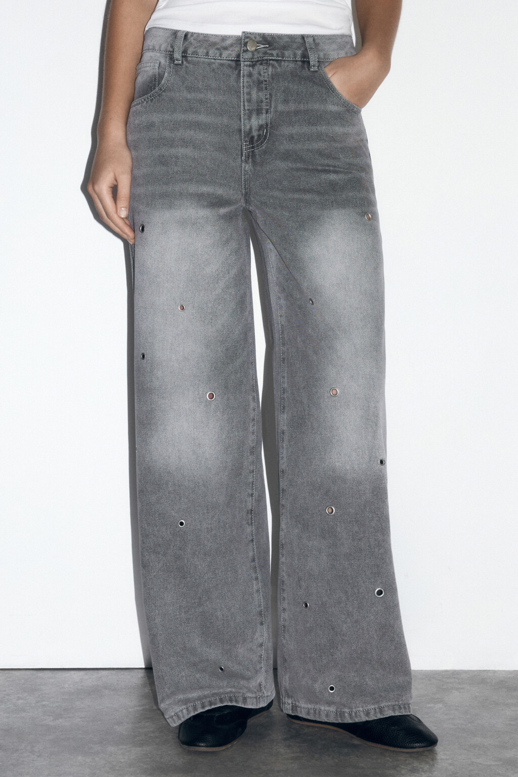 Джинсы широкие с металлическими люверсами - цвет серый - 2