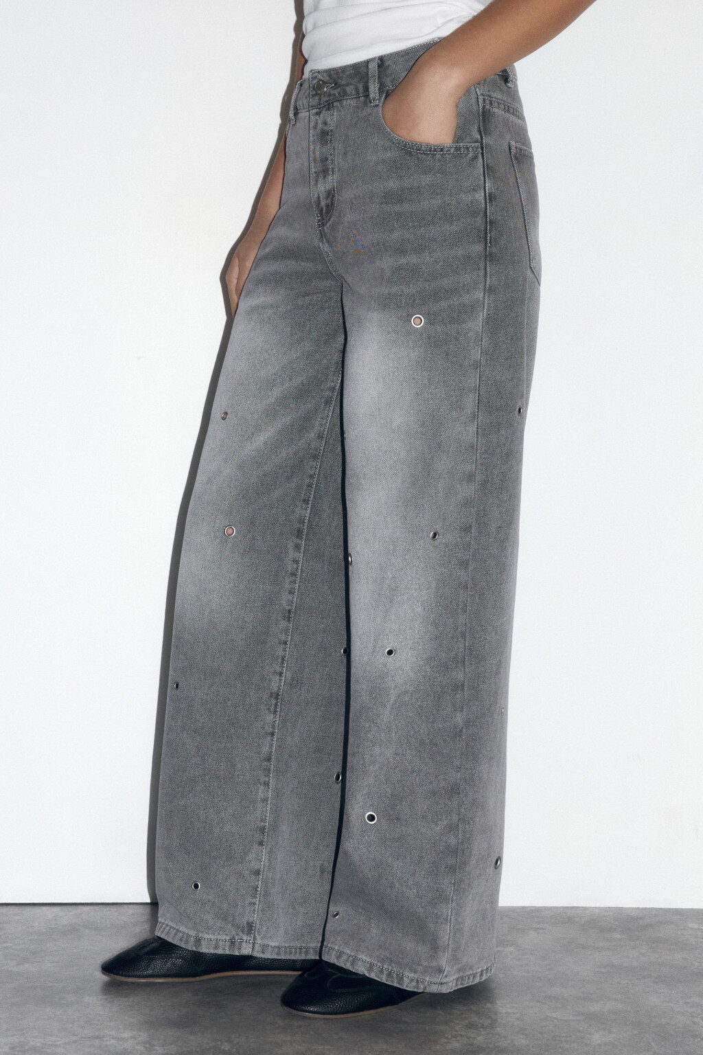 Джинсы широкие с металлическими люверсами - цвет серый - 3