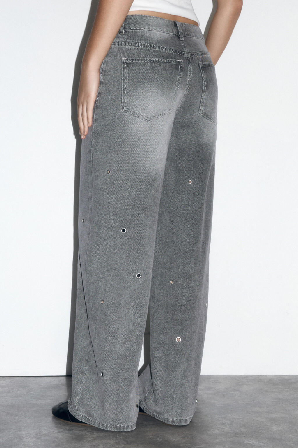 Джинсы широкие с металлическими люверсами - цвет серый - 4