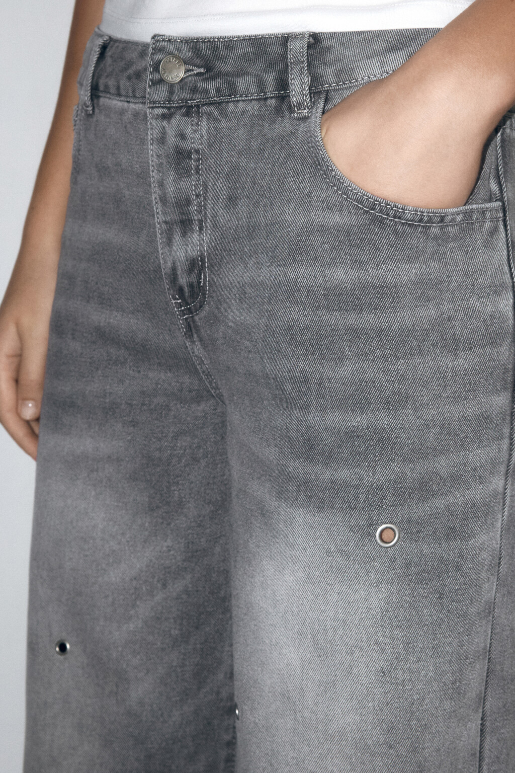 Джинсы широкие с металлическими люверсами - цвет серый - 6