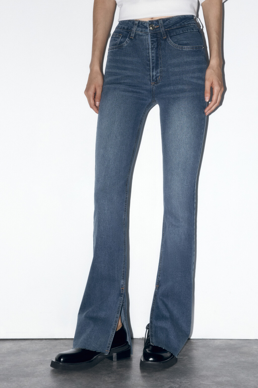 Джинсы flare расклешенные с разрезами - цвет голубой - 2