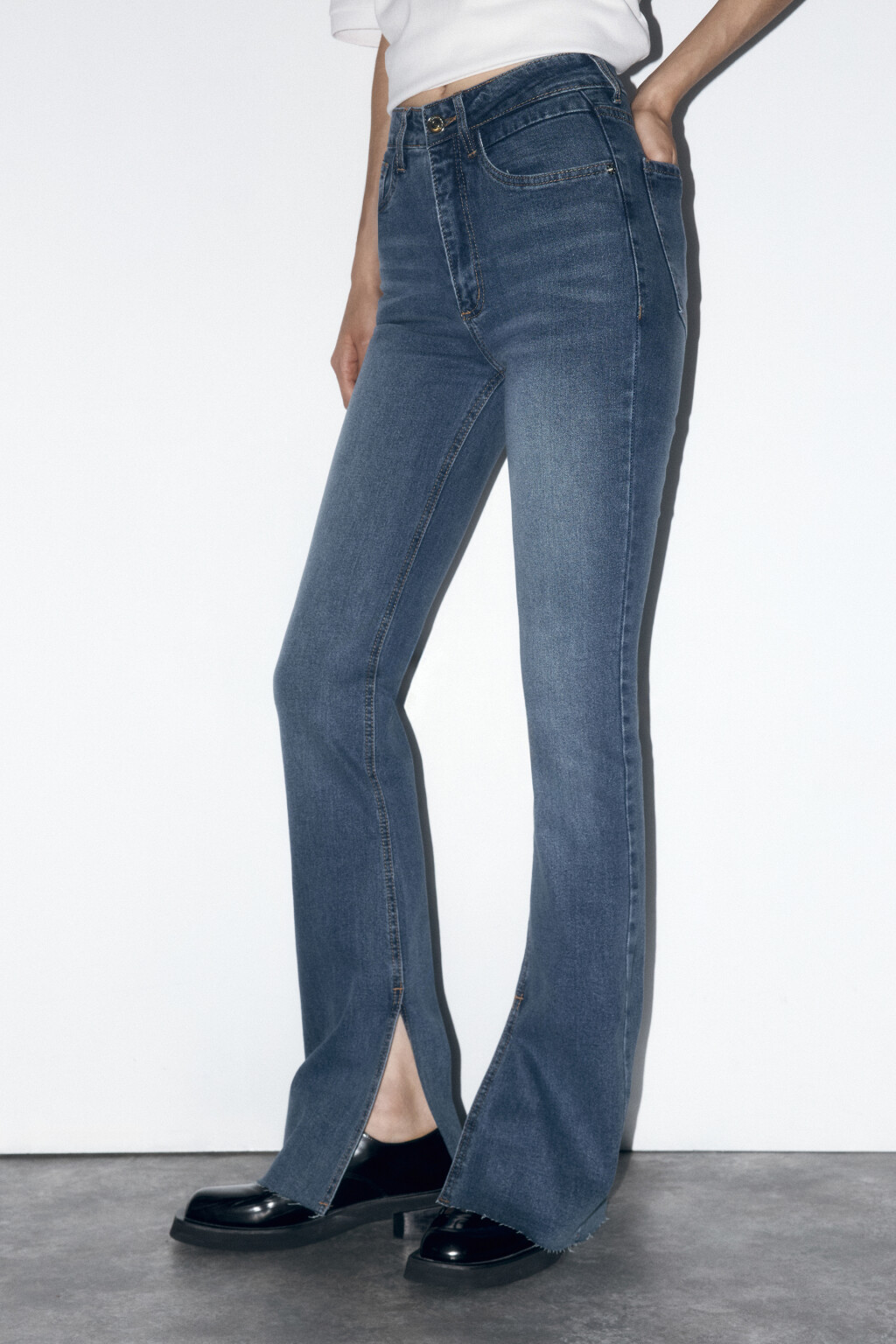 Джинсы flare расклешенные с разрезами - цвет голубой - 3