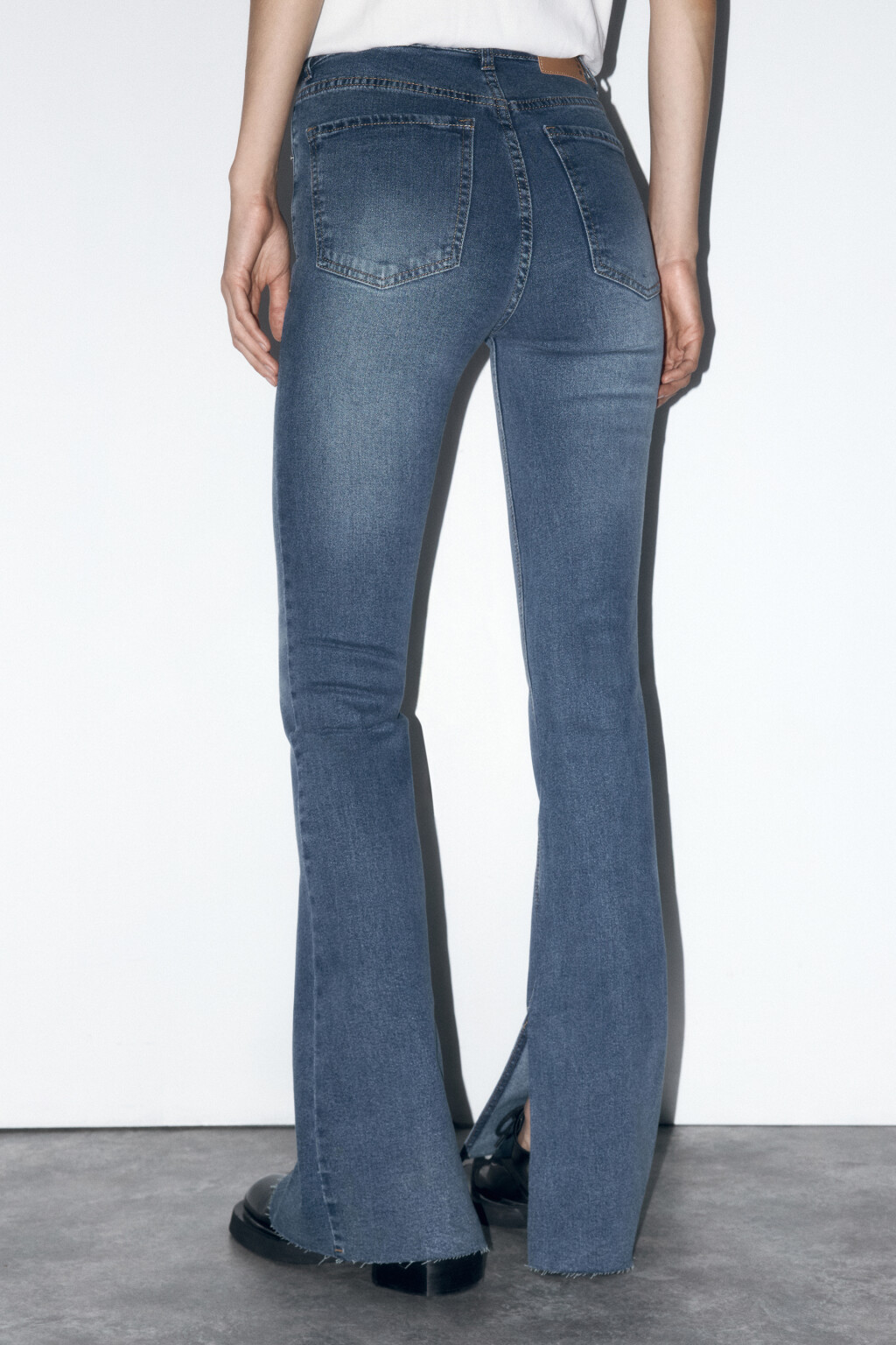 Джинсы flare расклешенные с разрезами - цвет голубой - 4