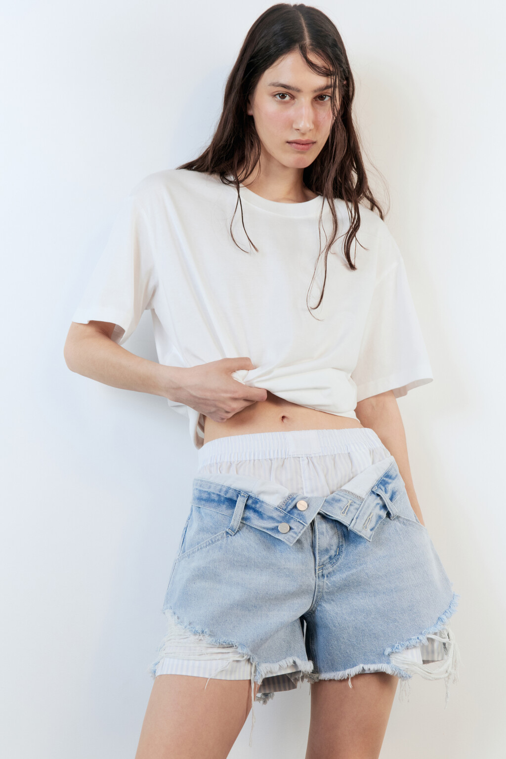 Шорты джинсовые двуслойные с рваными краями - цвет голубой - 2