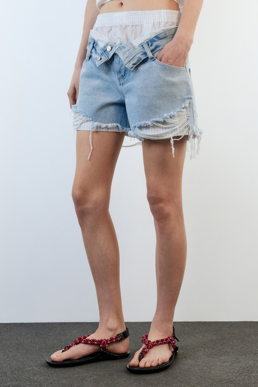 Шорты джинсовые двуслойные с рваными краями - цвет голубой - 4