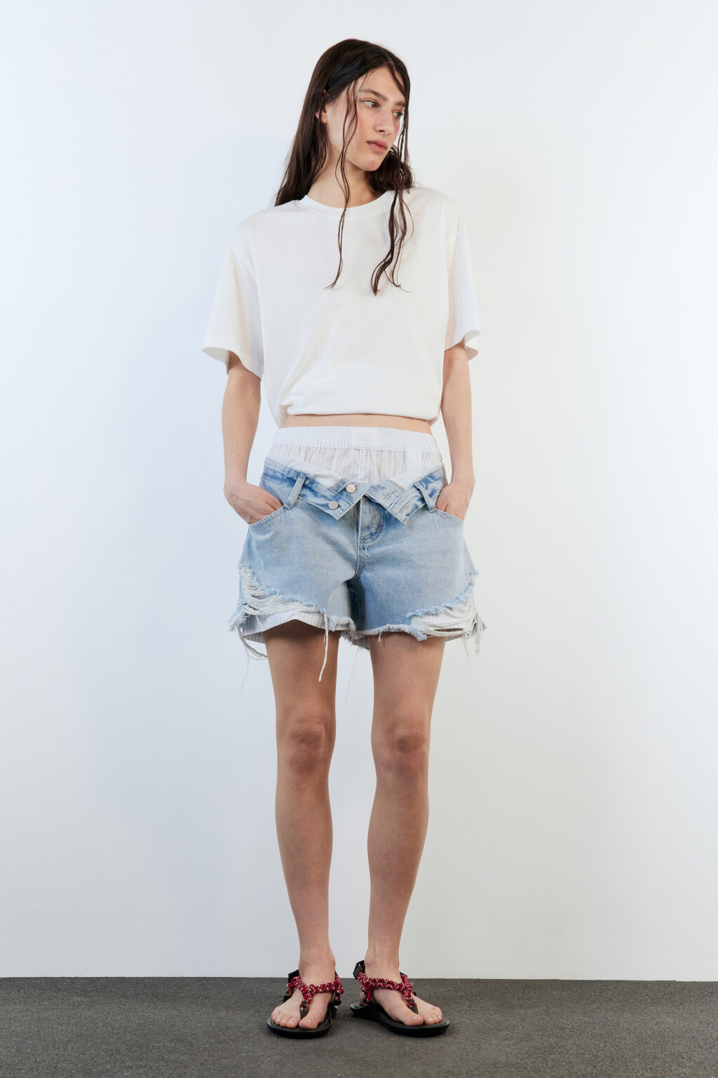 Шорты джинсовые двуслойные с рваными краями - цвет голубой - 6