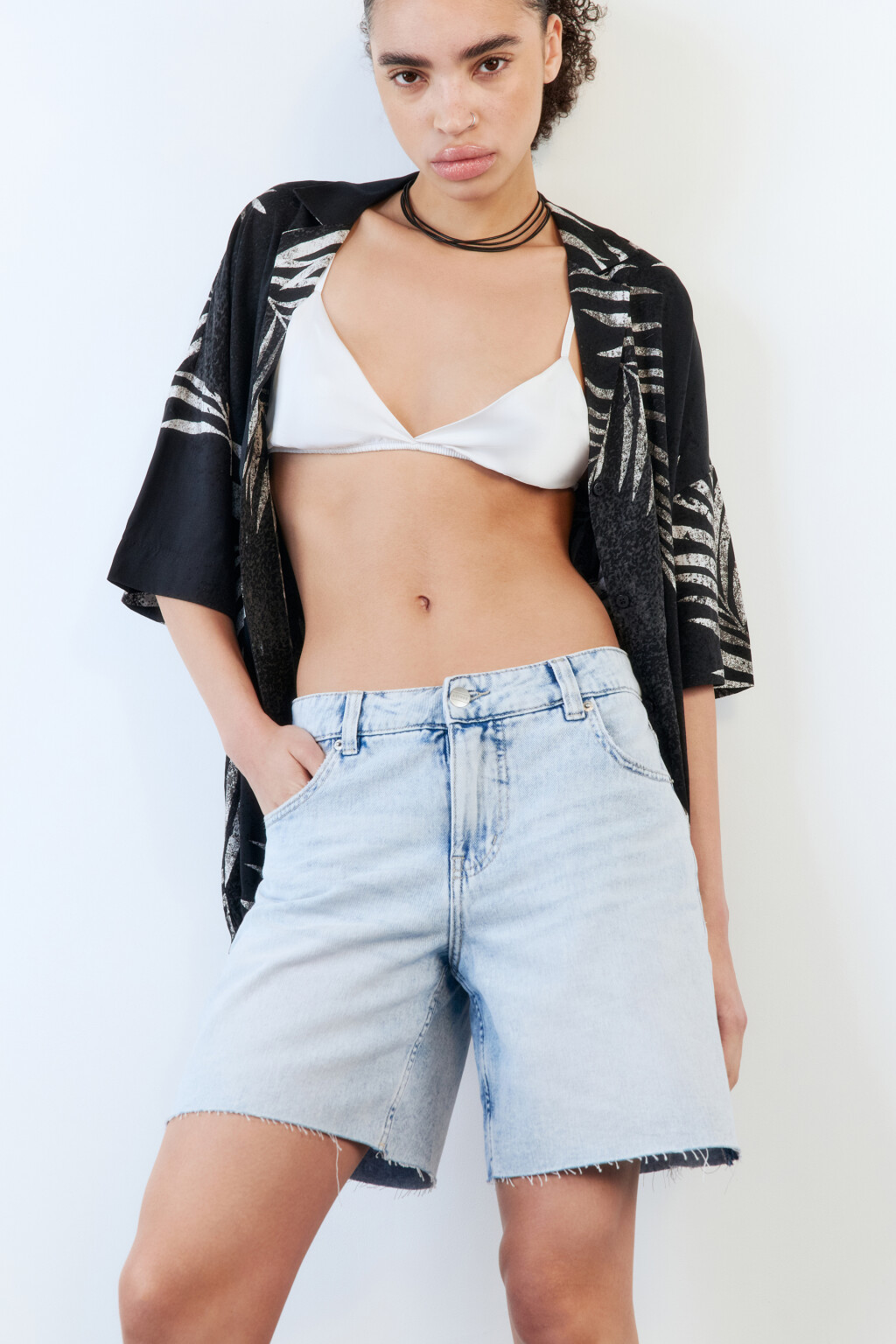 Шорты джинсовые с обрезанными краями - цвет голубой - 4