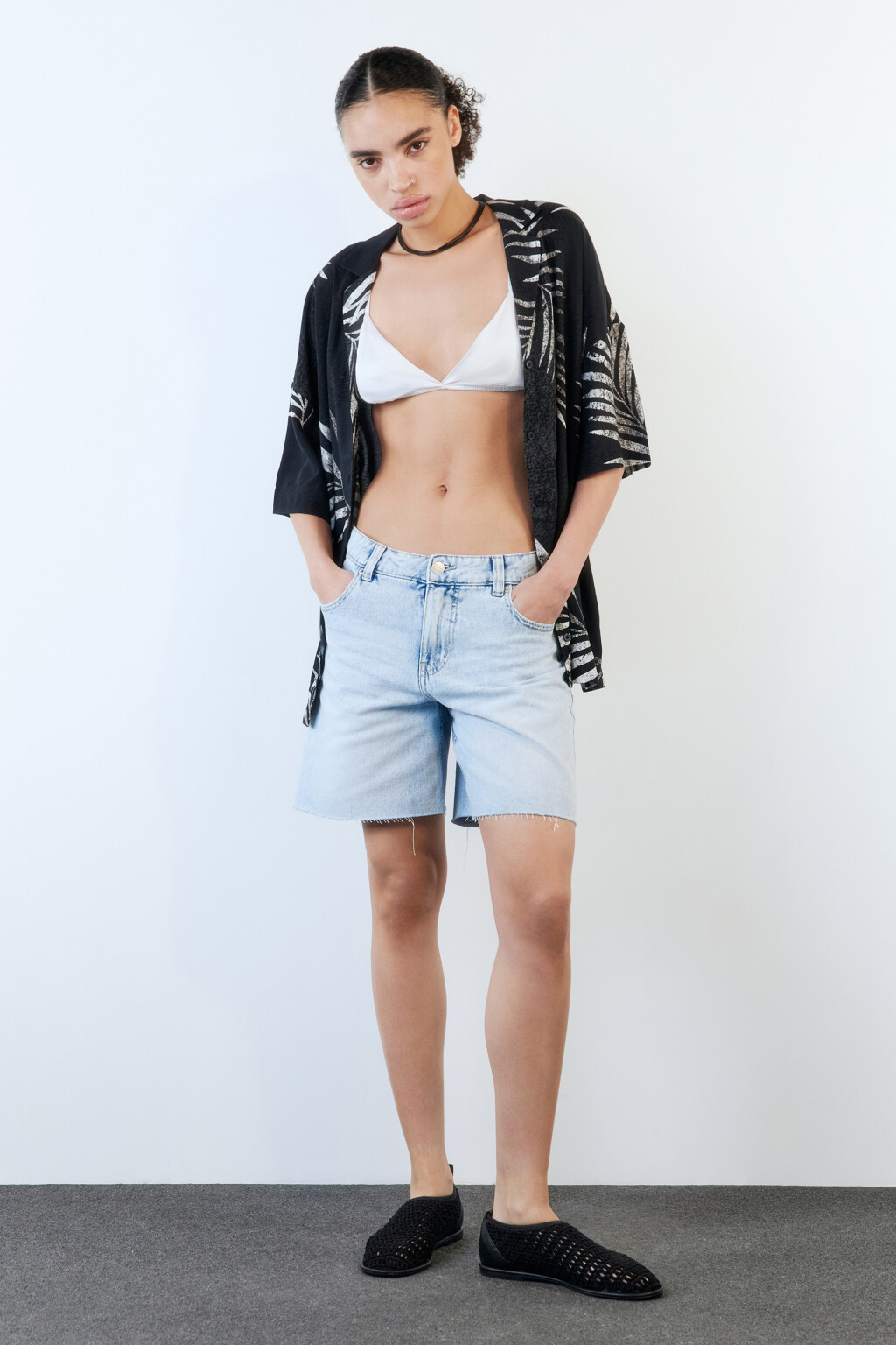 Шорты джинсовые с обрезанными краями - цвет голубой - 6