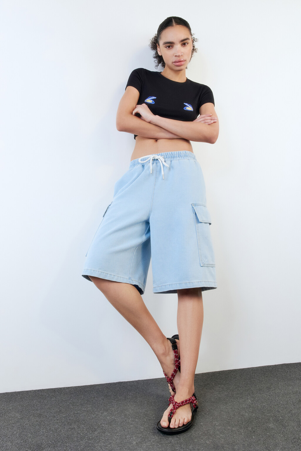 Шорты-бриджи джинсовые с накладными карманами - цвет голубой - 2