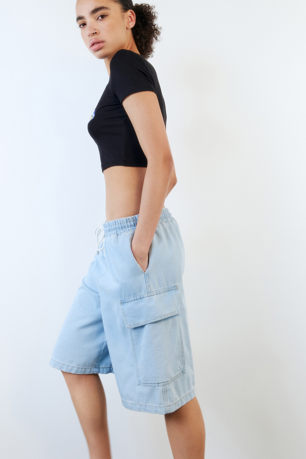 Шорты-бриджи джинсовые с накладными карманами - цвет голубой - 3