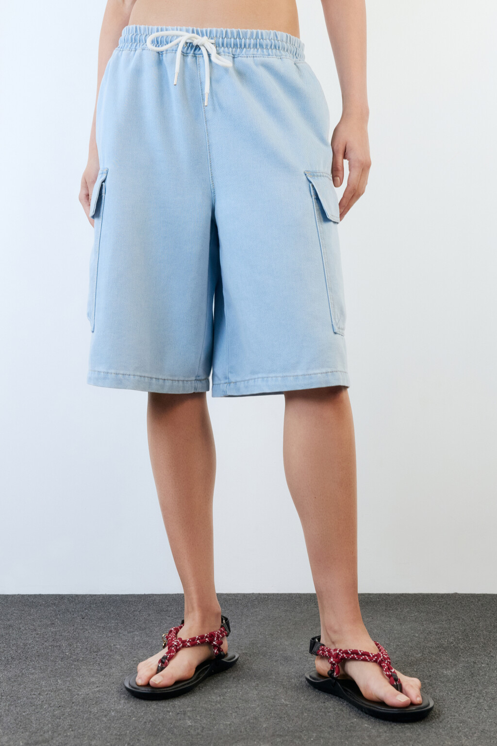 Шорты-бриджи джинсовые с накладными карманами - цвет голубой - 4