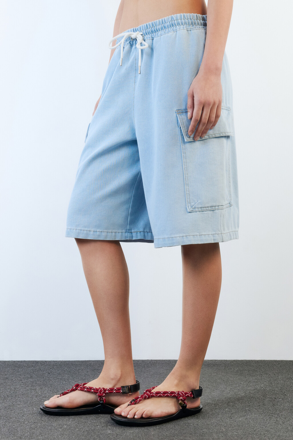 Шорты-бриджи джинсовые с накладными карманами - цвет голубой - 5