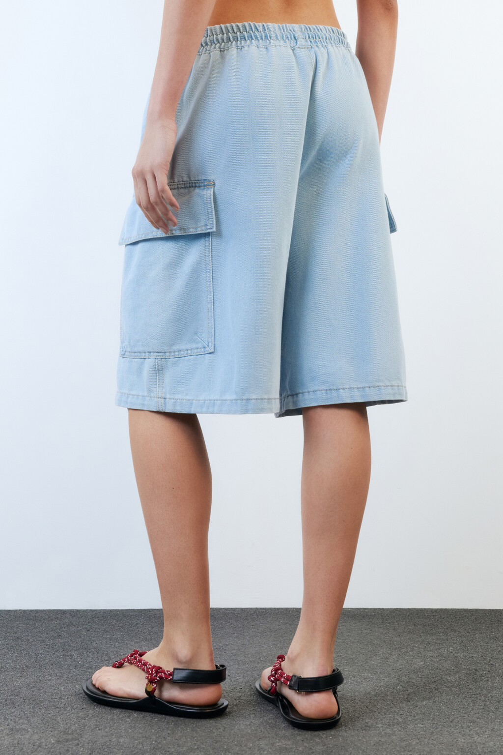 Шорты-бриджи джинсовые с накладными карманами - цвет голубой - 6