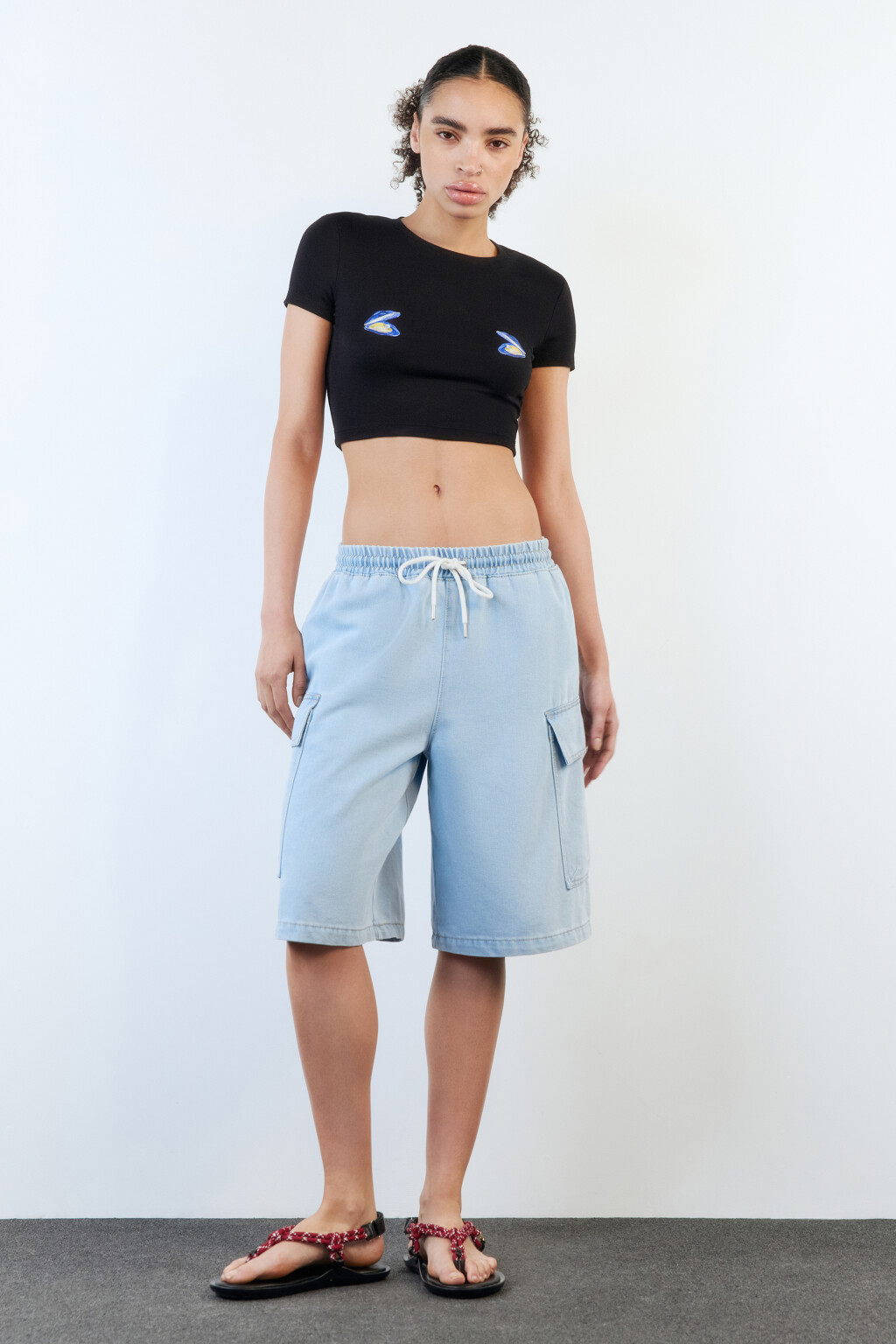 Шорты-бриджи джинсовые с накладными карманами - цвет голубой - 7