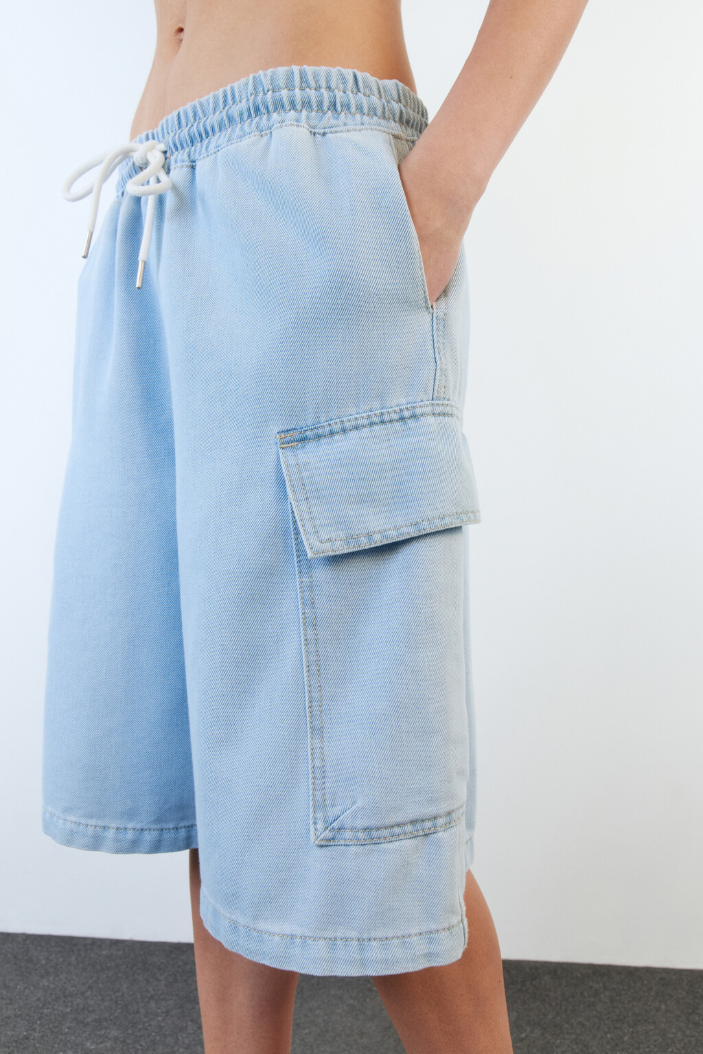 Шорты-бриджи джинсовые с накладными карманами - цвет голубой - 8