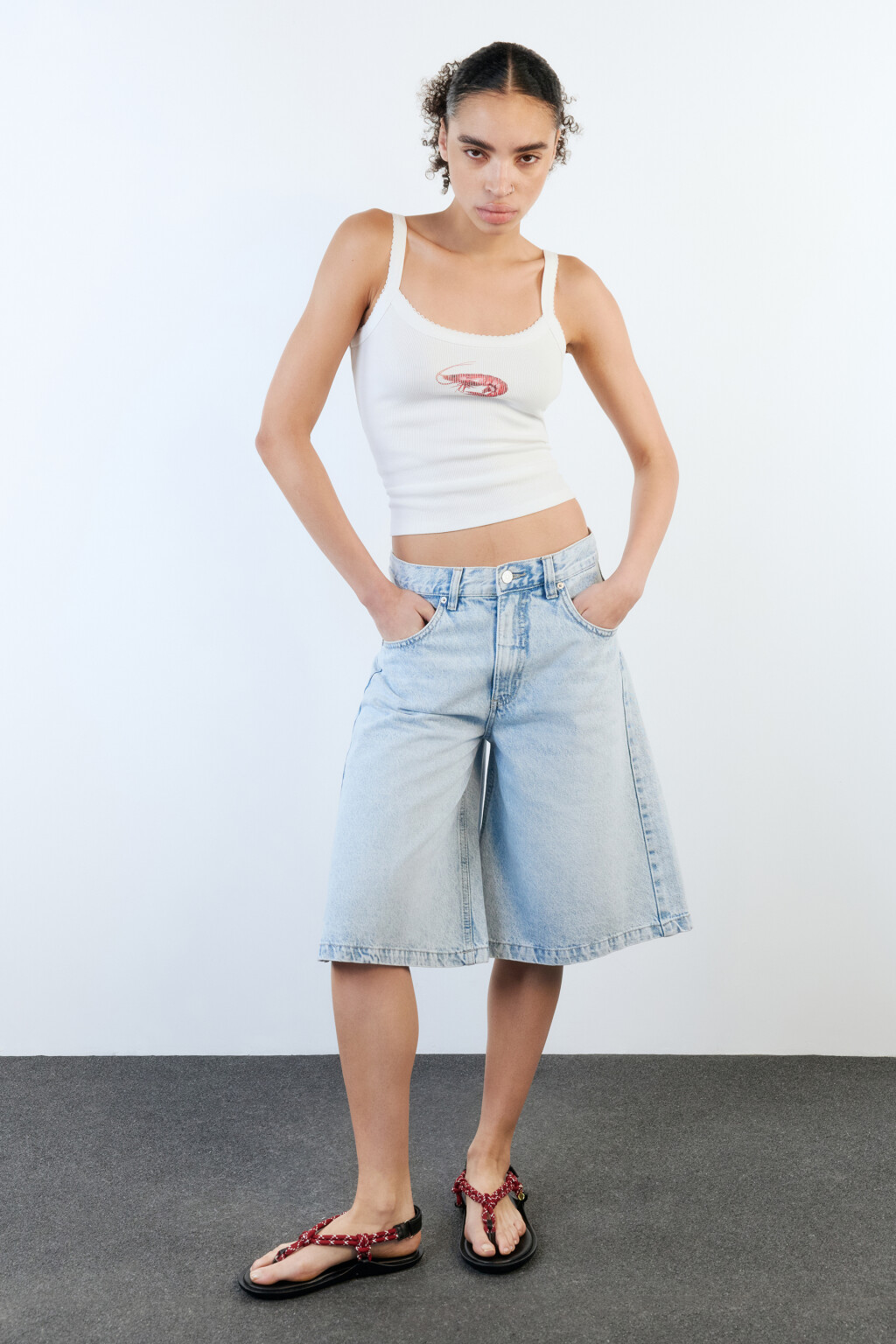 Шорты-бермуды джинсовые широкие на низкой посадке - цвет голубой - 2