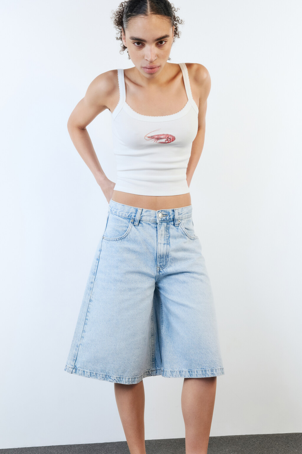 Шорты-бермуды джинсовые широкие на низкой посадке - цвет голубой - 3