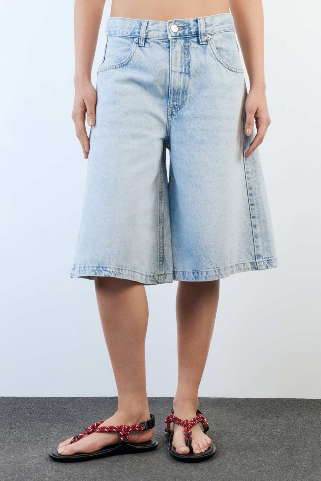 Шорты-бермуды джинсовые широкие на низкой посадке - цвет голубой - 4