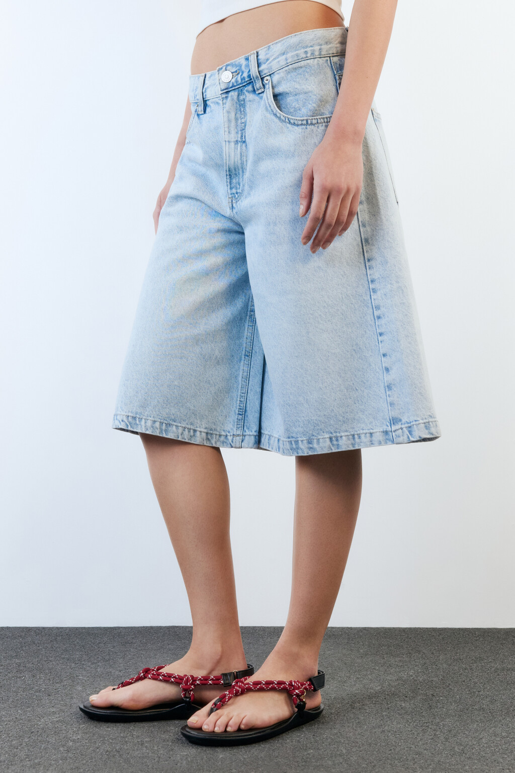 Шорты-бермуды джинсовые широкие на низкой посадке - цвет голубой - 5