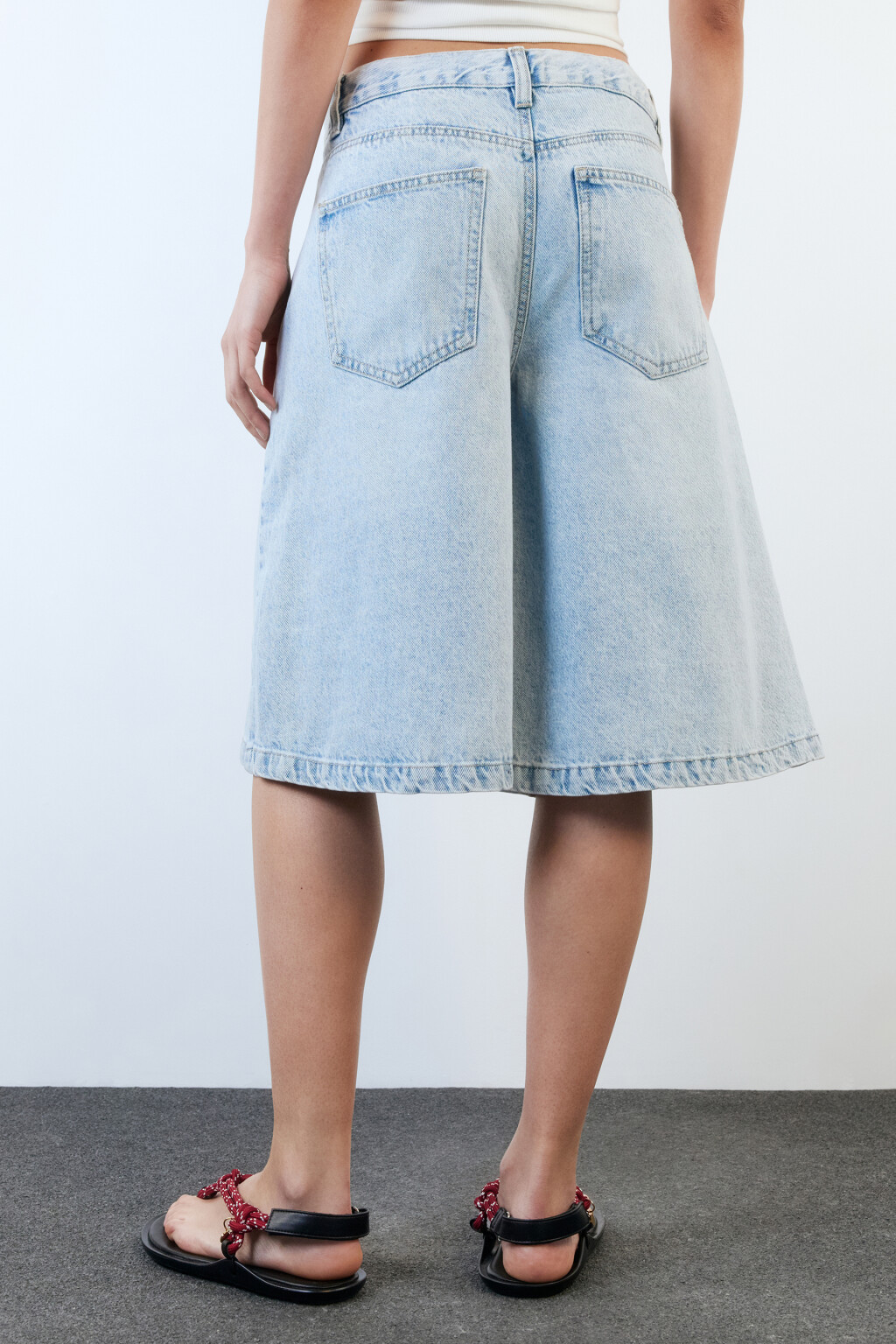 Шорты-бермуды джинсовые широкие на низкой посадке - цвет голубой - 6