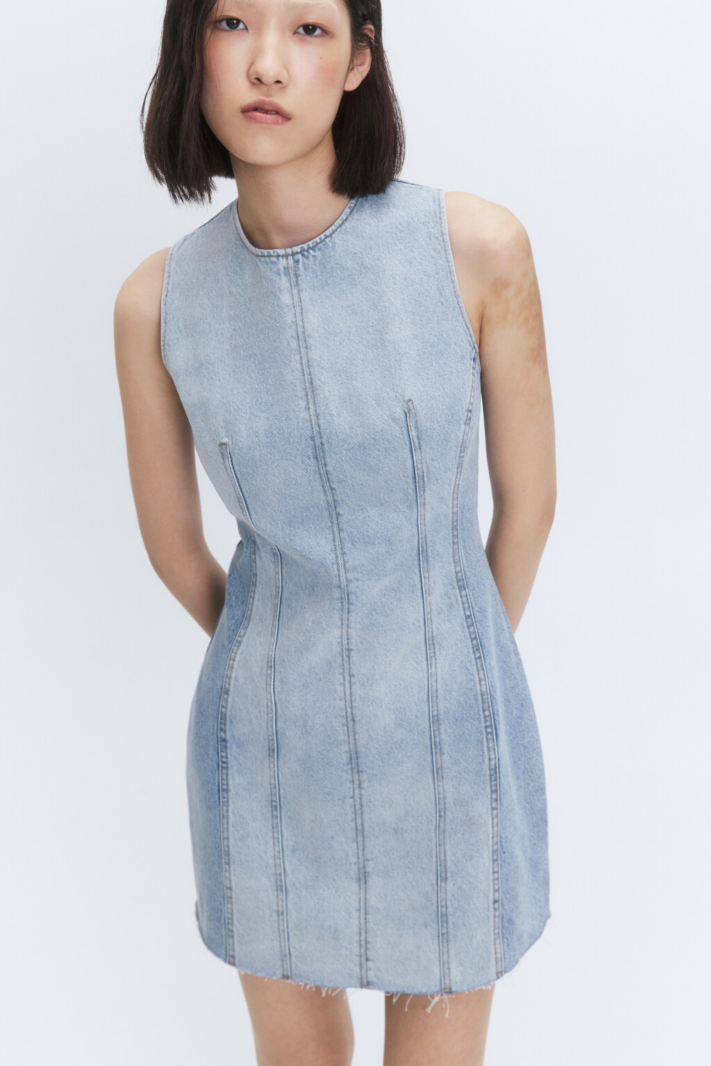 Платье-футляр мини джинсовое с открытыми срезами - цвет голубой - 1