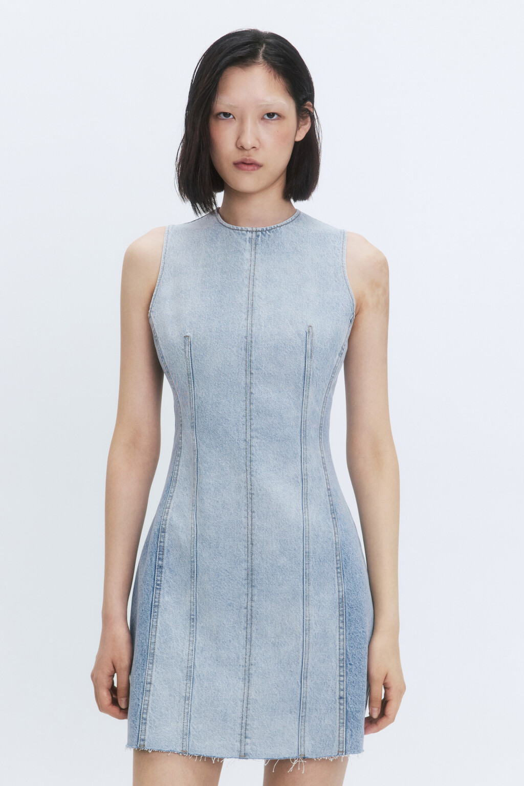 Платье-футляр мини джинсовое с открытыми срезами - цвет голубой - 2