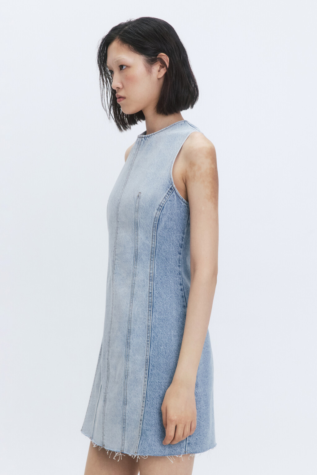Платье-футляр мини джинсовое с открытыми срезами - цвет голубой - 3