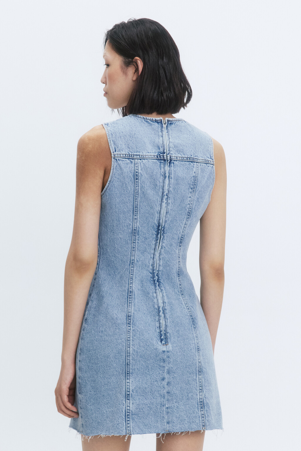 Платье-футляр мини джинсовое с открытыми срезами - цвет голубой - 4